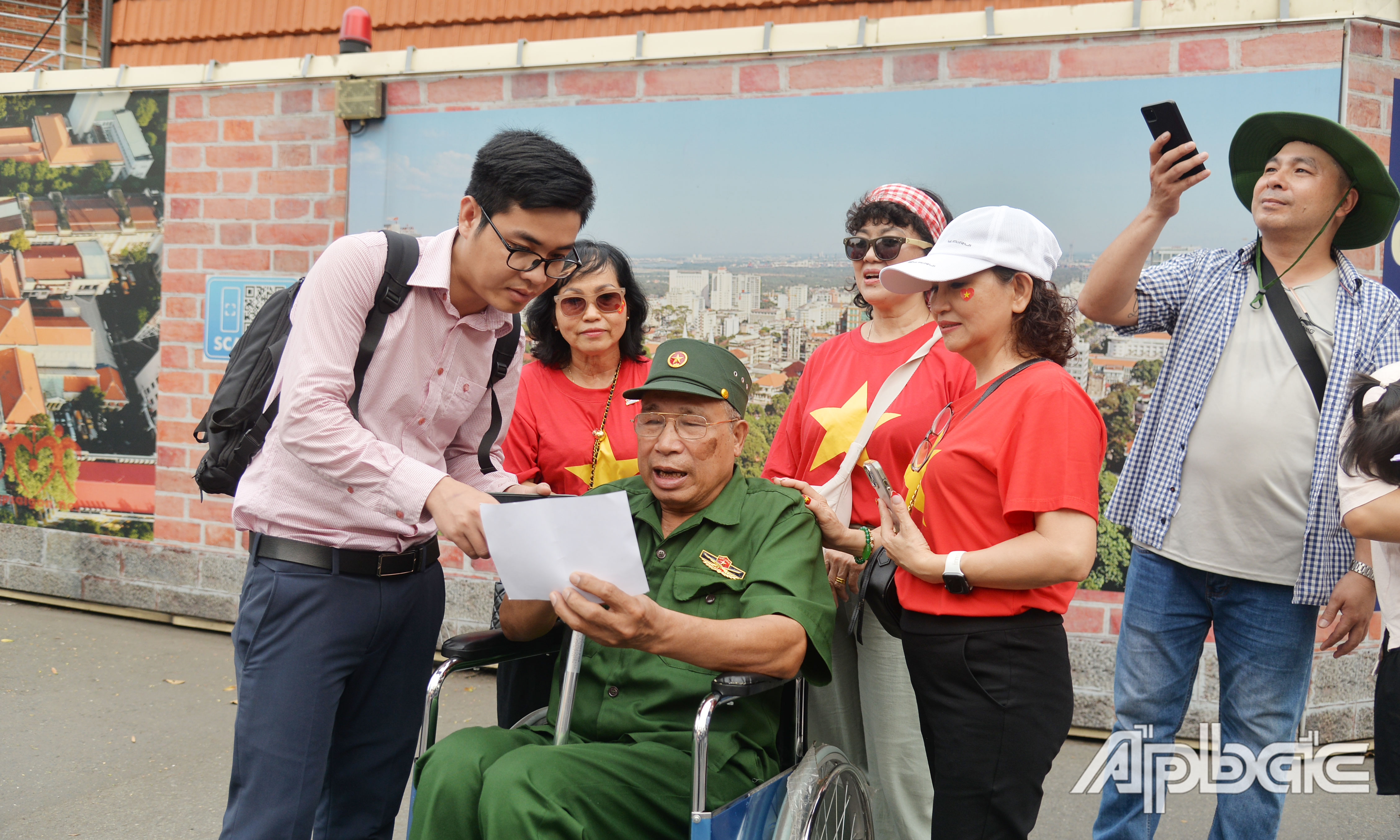 Phóng viên Báo Ấp Bắc trao đổi với ông Thính trong chiều ngày 29-4.