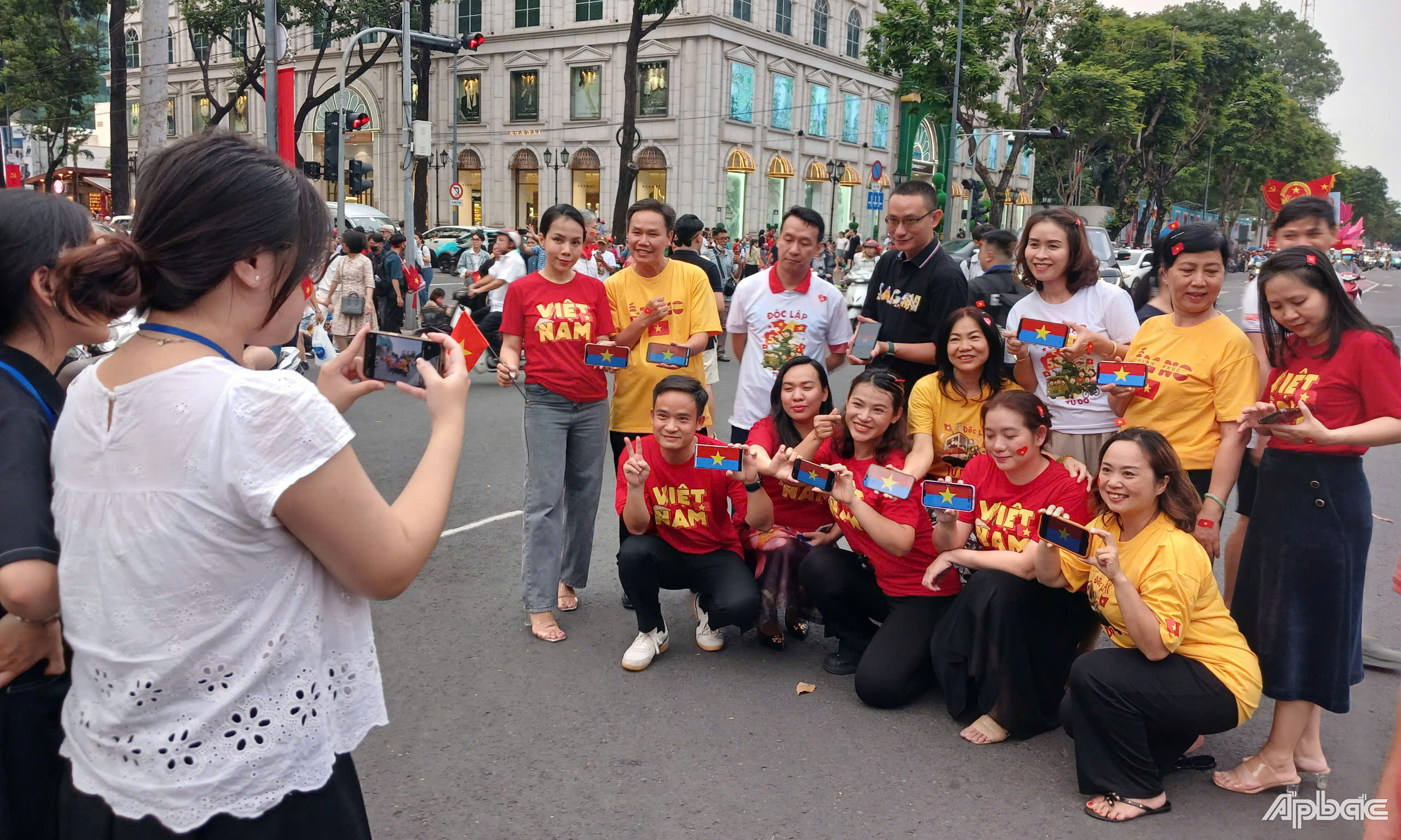 Người dân nô nức đổ về TP. Hồ Chí Minh hoà chung không khí ngày kỷ niệm.