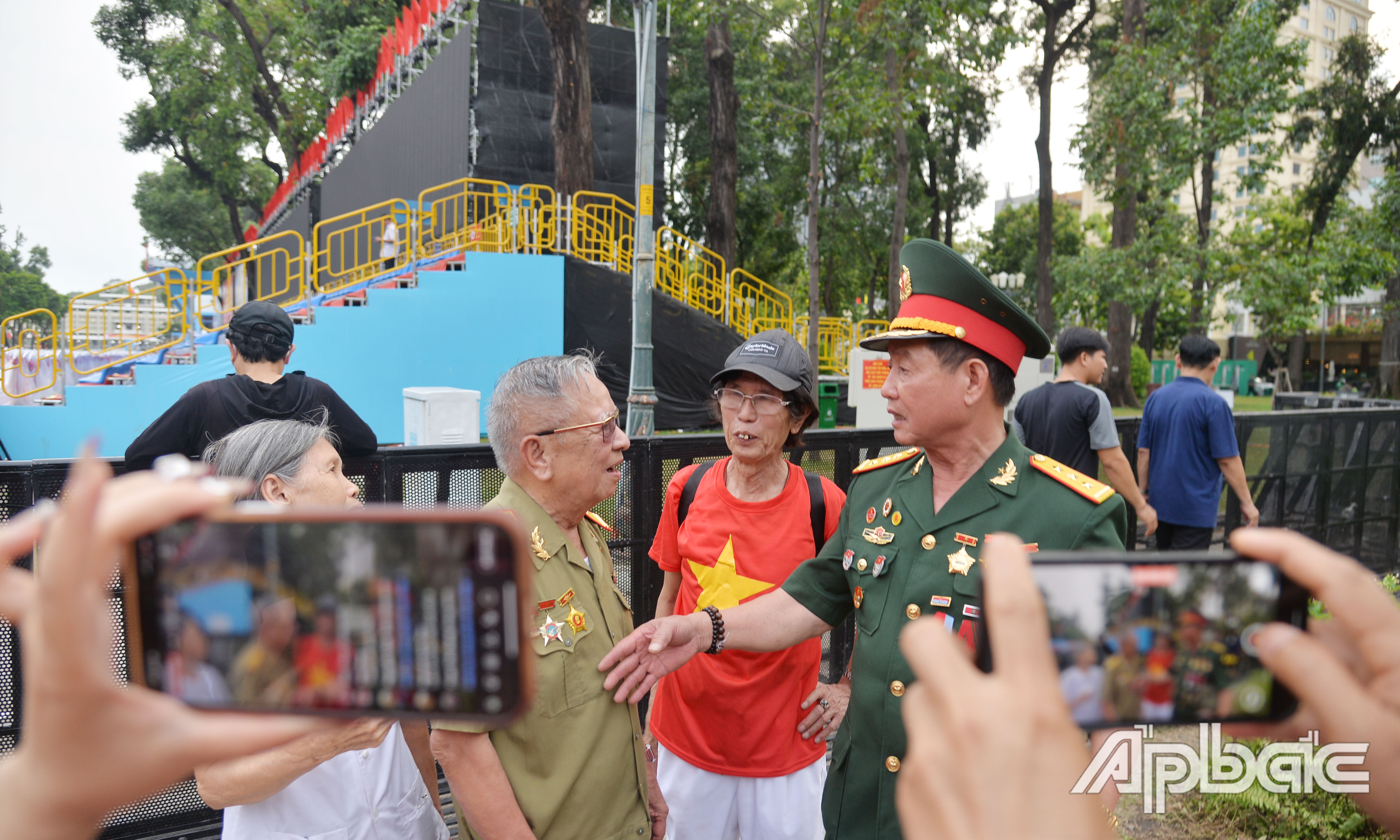 Các cựu chiến binh trao đổi, chia sẻ kỷ niệm về một thời chiến đấu.