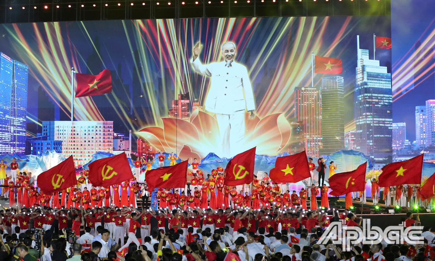Chương trình khép lại với liên khúc Lời trái tim Việt Nam - Như có Bác Hồ trong ngày vui đại thắng.