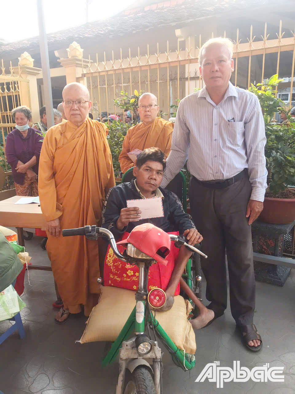 Ông Nguyễn Văn Năm, Chủ tịch Hội NNCĐDC huyện Châu Thành cùng các ni sư Tịnh xá Ngọc Hiệp tặng quà cho NNCĐDC.
