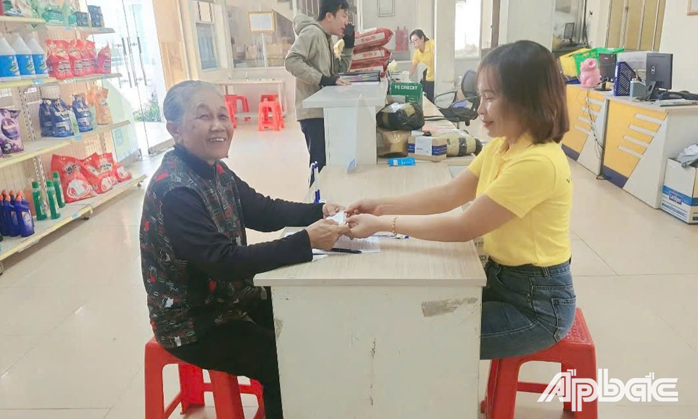 Người hưởng phấn khởi khi nhận lương hưu sớm.