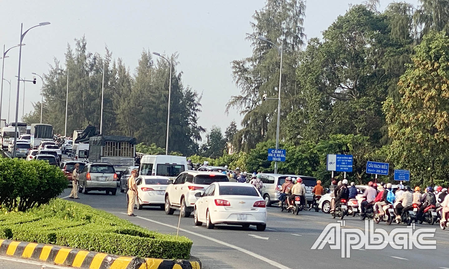 Lưc lượng CSGT có mặt từ sáng sớm điều tiết.