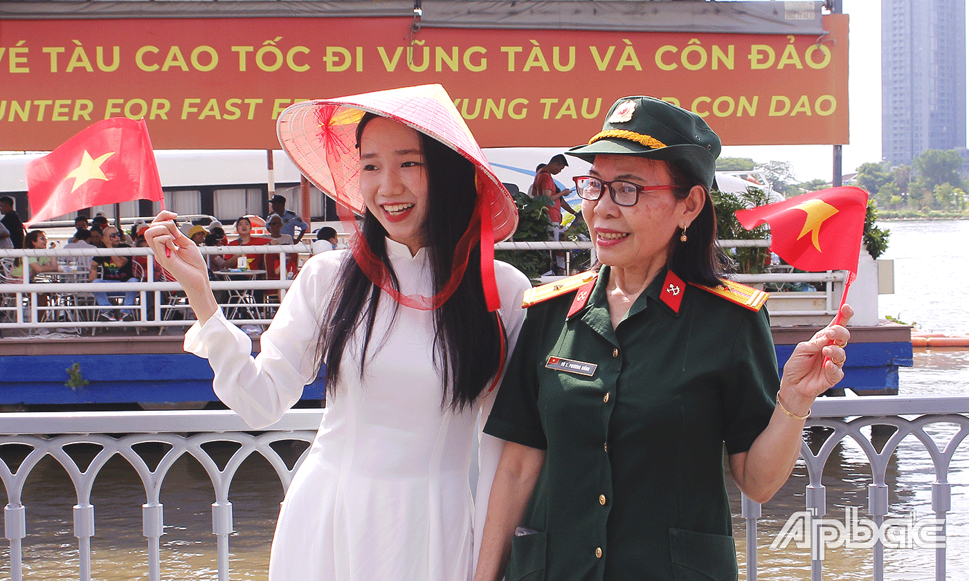 Nhân dân cả nước tự hào, mừng ngày đất nước trọn niềm vui.