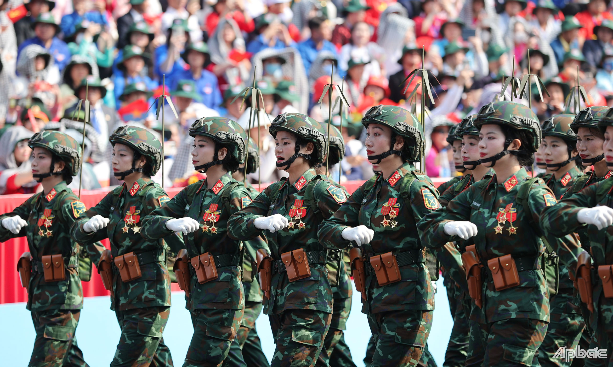 Các khối diễu binh tiến vào lễ đài.