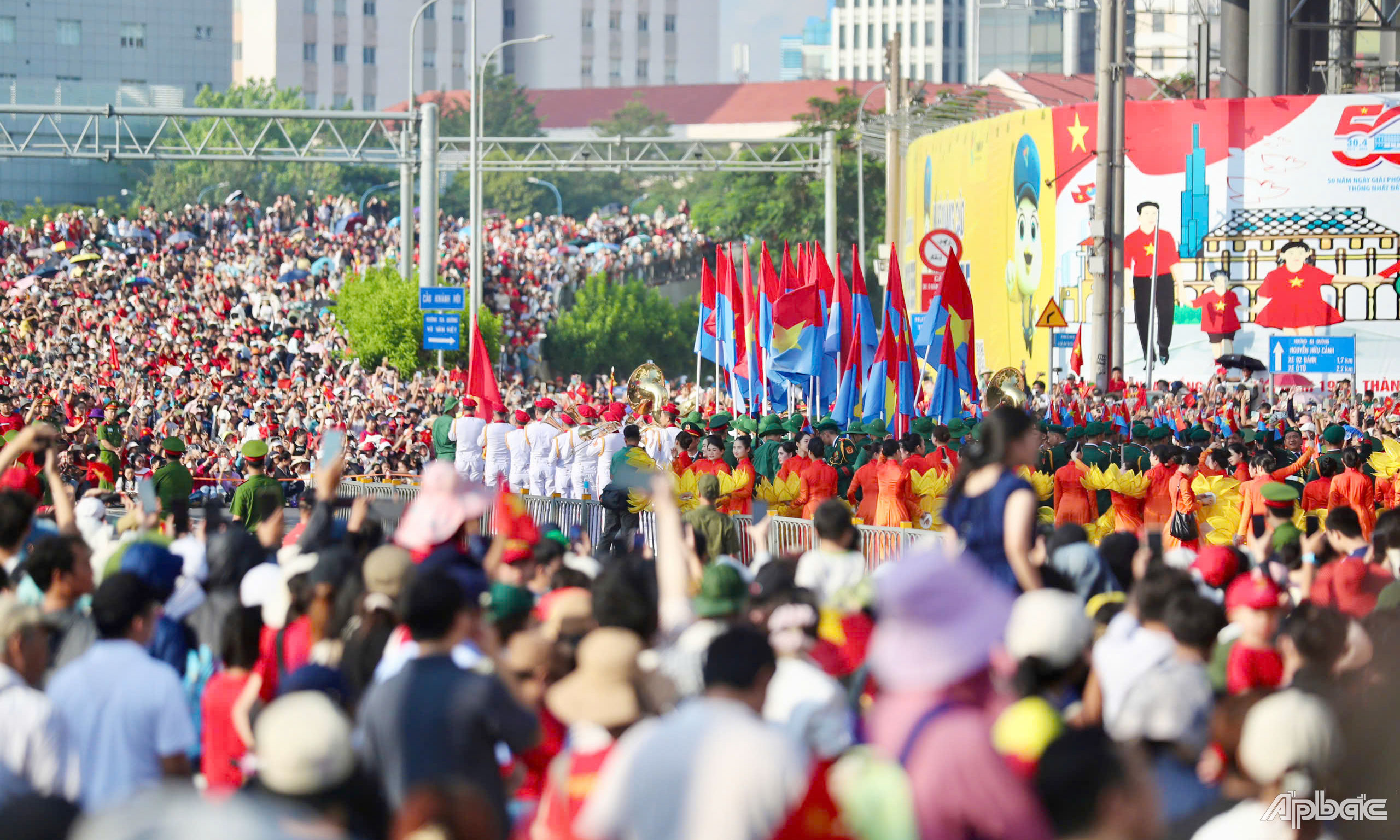 Hàng vạn người dân hân hoan chào đón đoàn diễu binh.