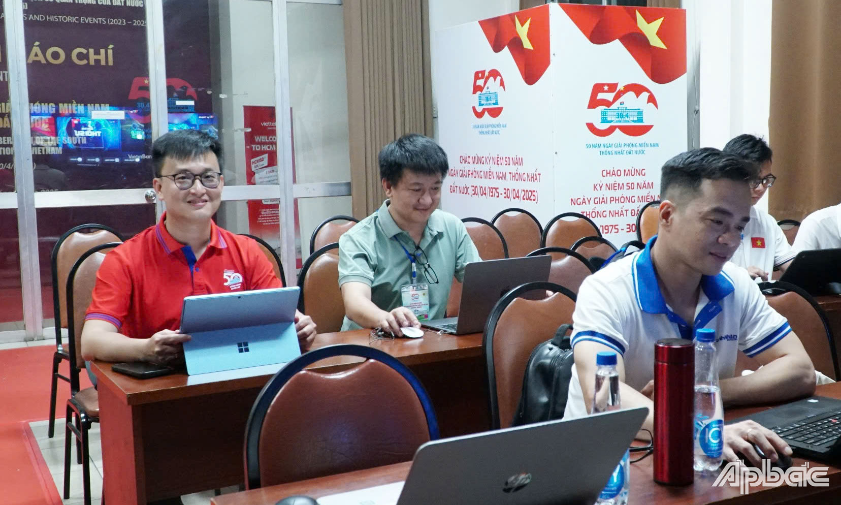 Các phóng viên làm việc 