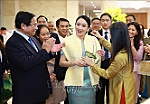 Thủ tướng Phạm Minh Chính và Thủ tướng Thái Lan thưởng lãm các sản phẩm thủ công Việt Nam