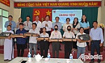 Trao tặng máy tính xách tay cho học sinh, sinh viên khuyết tật, mồ côi