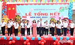 Chủ tịch UBND tỉnh Tiền Giang Nguyễn Văn Vĩnh dự tổng kết năm học tại Trường THCS Quơn Long