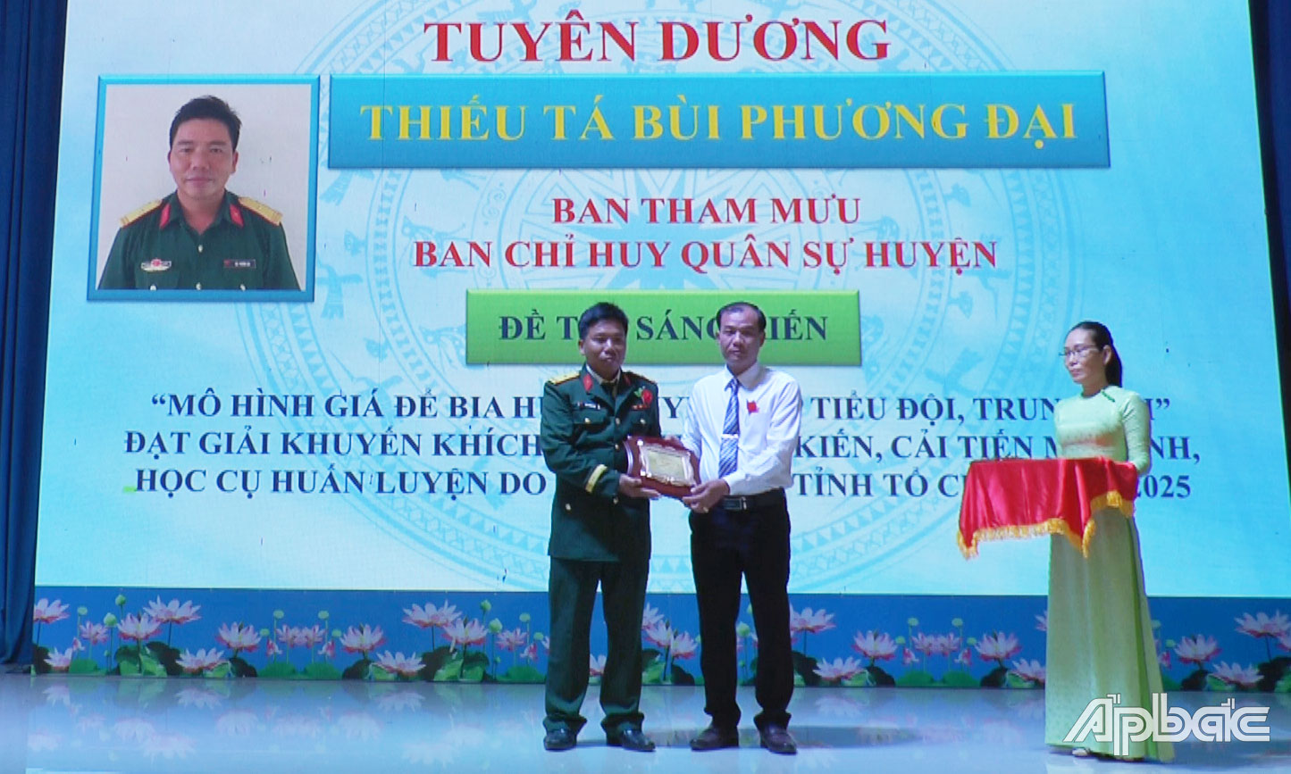 Thiếu tá Bùi Phương Đại với mô hình 