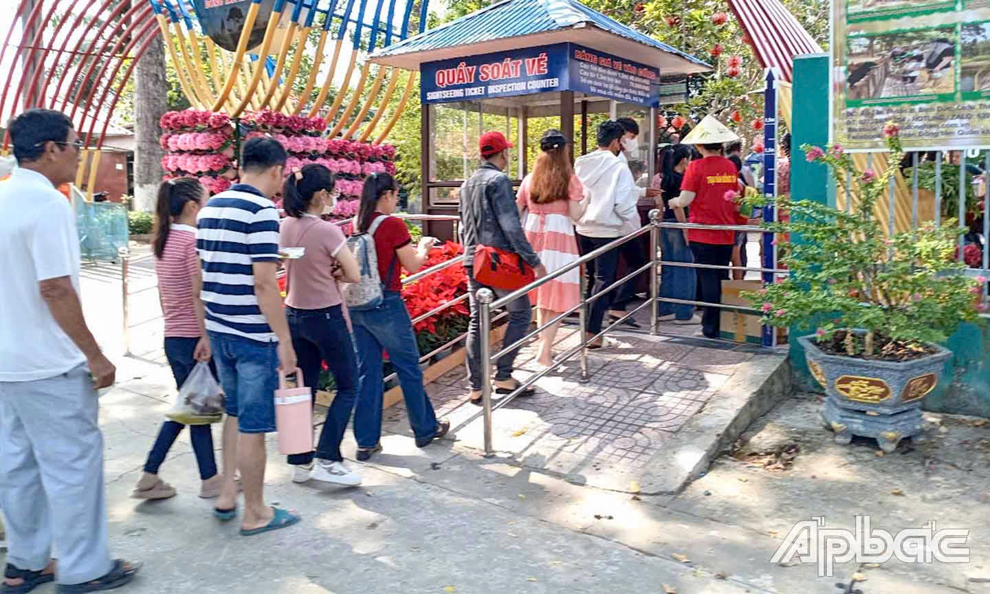 Khách đến tham quan tăng mạnh ở Trại rắn Đồng Tâm dịp lễ.