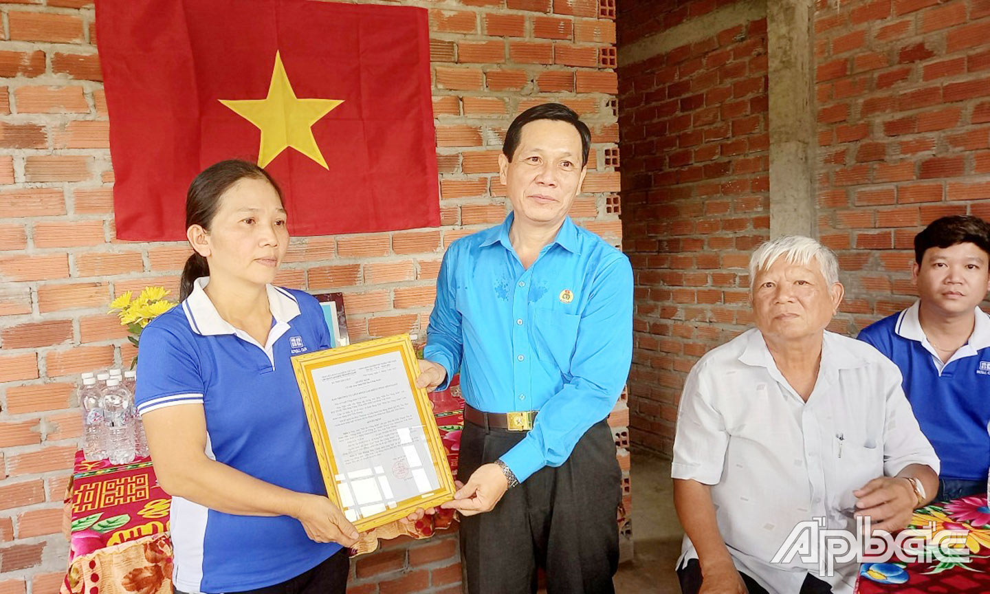 Chủ tịch LĐLĐ tỉnh Lê Minh Hùng trao Quyết định bàn giao nhà “Mái ấm Công đoàn” cho người lao động khó khăn về nhà ở.