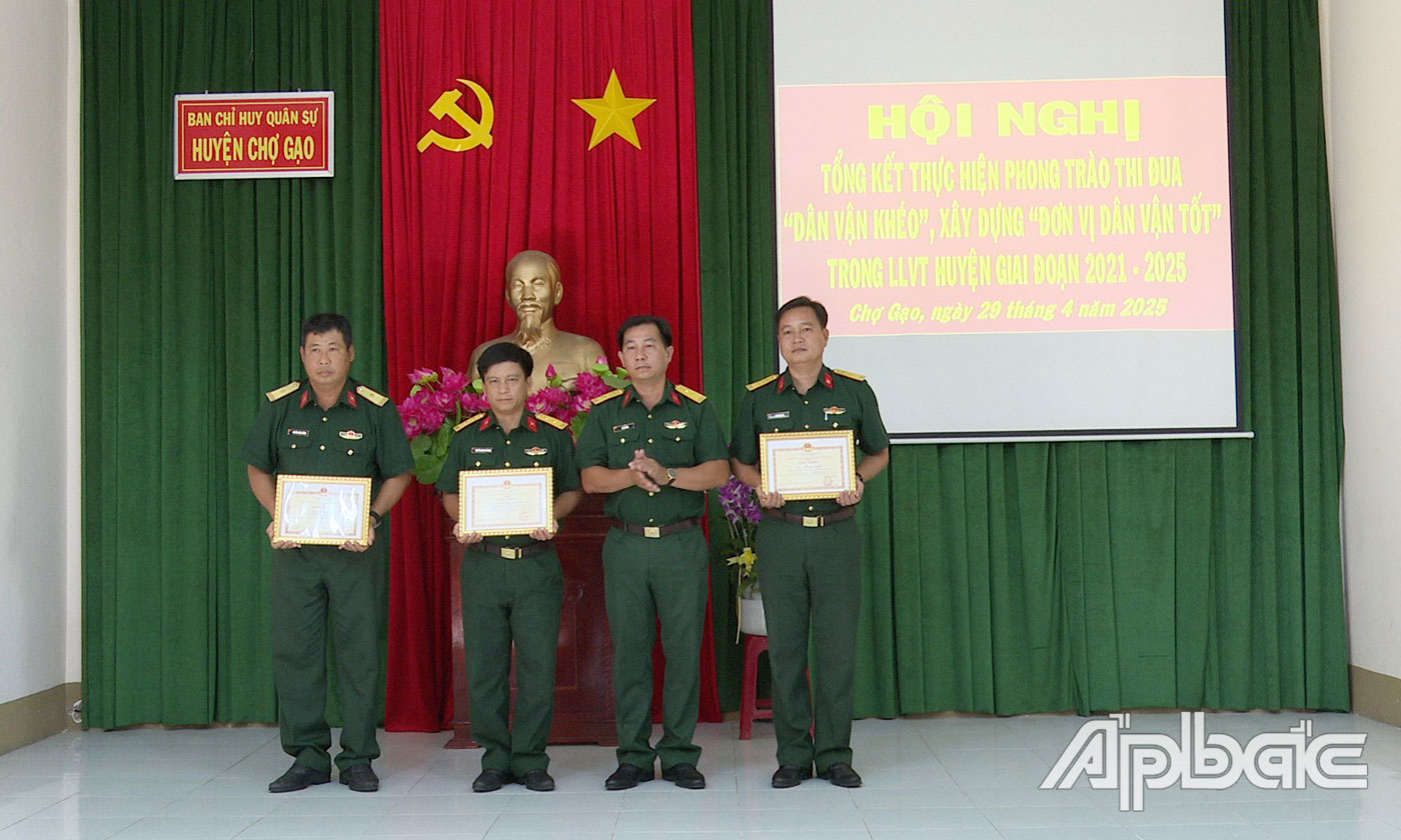 Khen thưởng các tập thể, cá nhân.