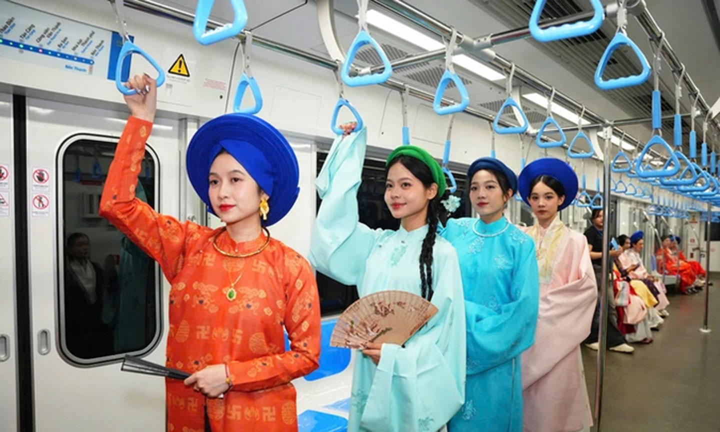 Nhiều bạn trẻ mặt áo dài trong chương trình “Sắc màu Lễ hội Áo dài trên hành trình Metro” .