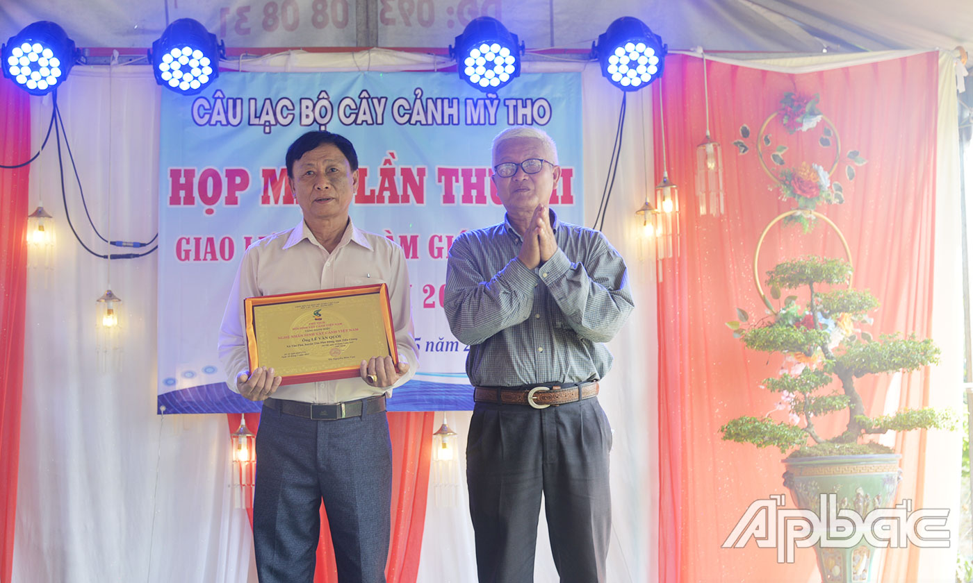 Tặng danh hiệu 