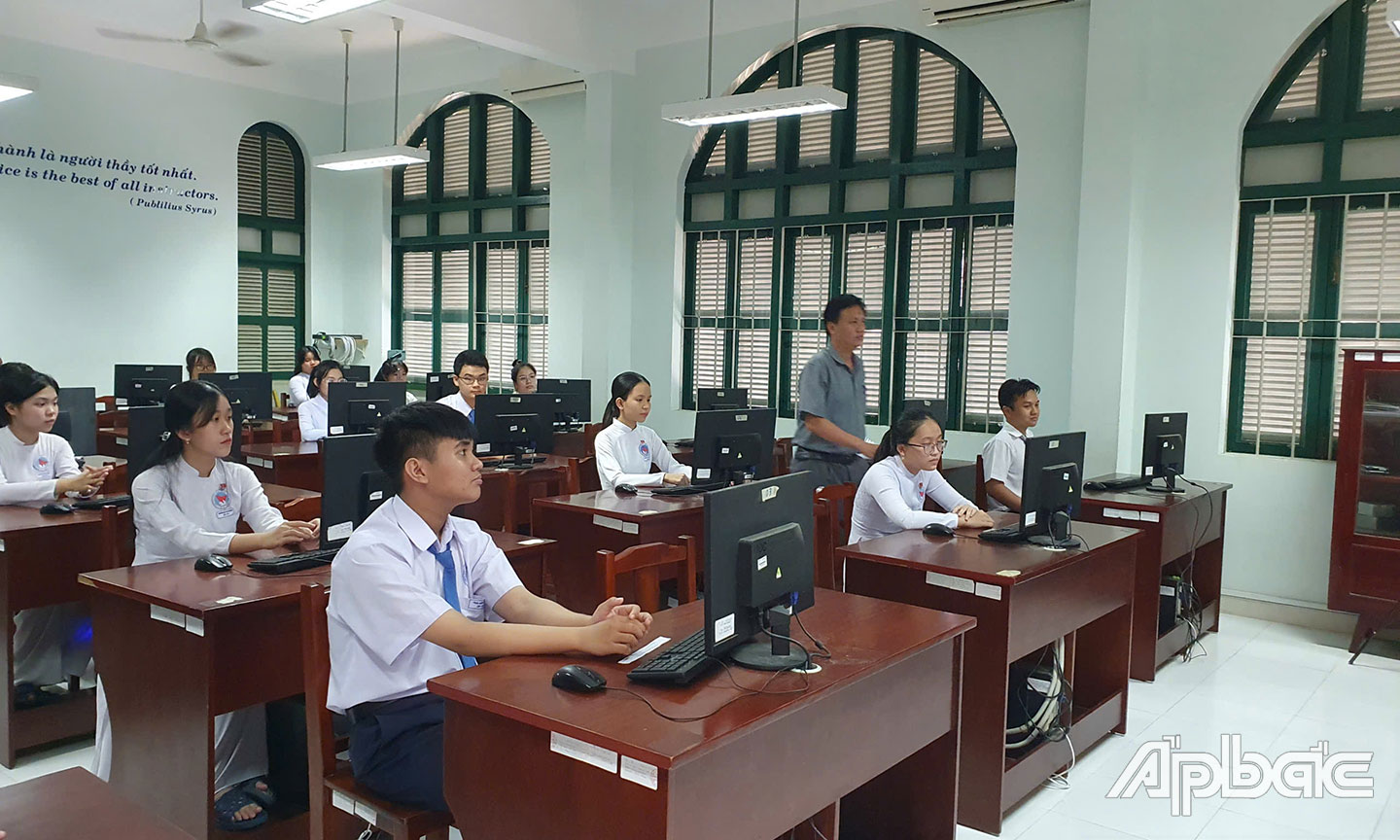  Toàn bộ đơn vị giáo dục của tỉnh Tiền Giang đã được trang bị Internet tốc độ cao, tạo nền tảng cho ứng dụng công nghệ thông tin trong quản lý, giảng dạy và học tập (ảnh chụp tại Trường THPT Nguyễn Đình Chiểu, TP. Mỹ Tho).                                                                                                                                      