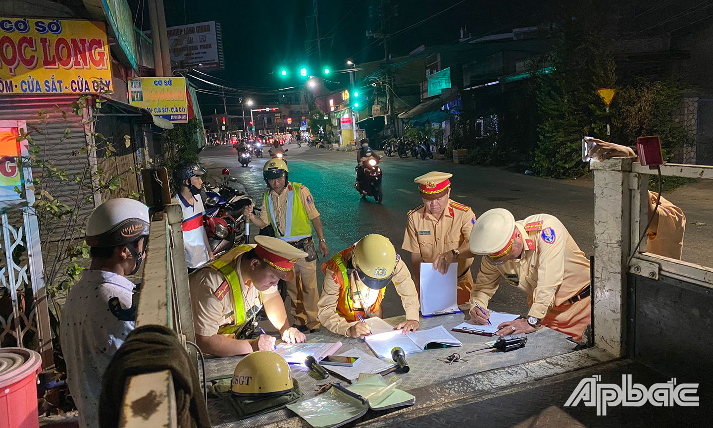 Lực lượng CSGT tỉnh Tiền Giang xử lý vi phạm ATGT trong đêm 30-4.