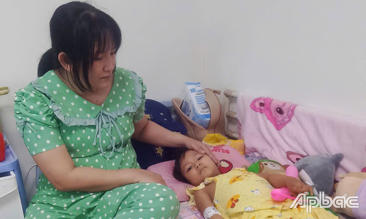 Chị Mai mỗi ngày bên cạnh chăm sóc cho bé Lam - đứa con gái mới 3 tuổi của chị mắc bệnh ung thư máu. 