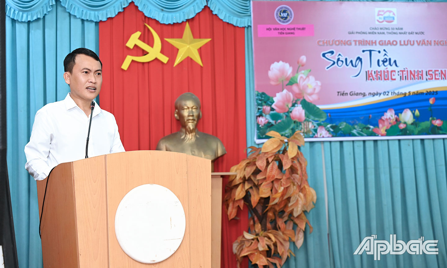  Nhà thơ Trương Trọng Nghĩa, Chủ tịch Hội VHNT tỉnh phát biểu tại buổi giao lưu