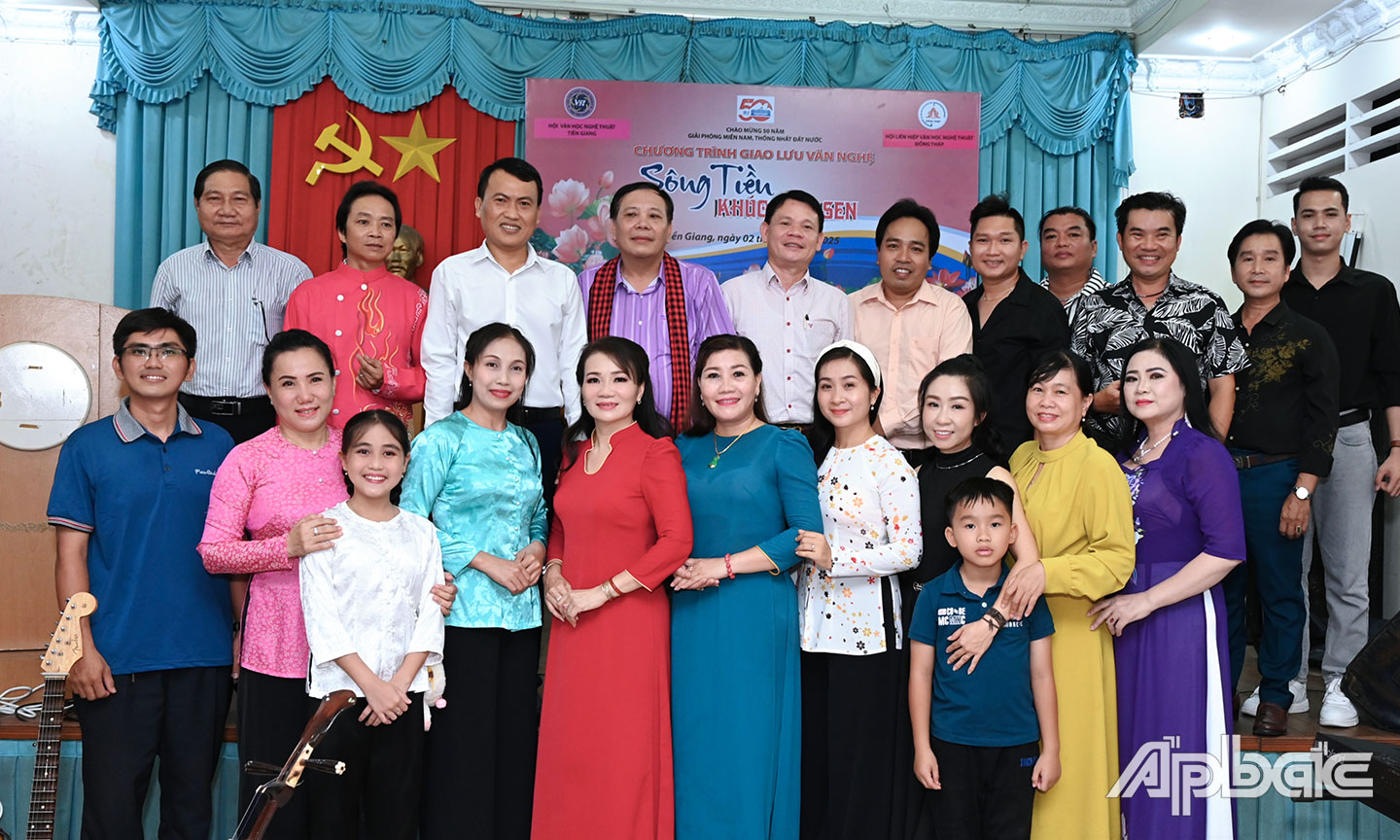 Các văn nghệ sĩ Tiền Giang và Đồng Tháp chụp ảnh lưu niệm tại buổi giao lưu