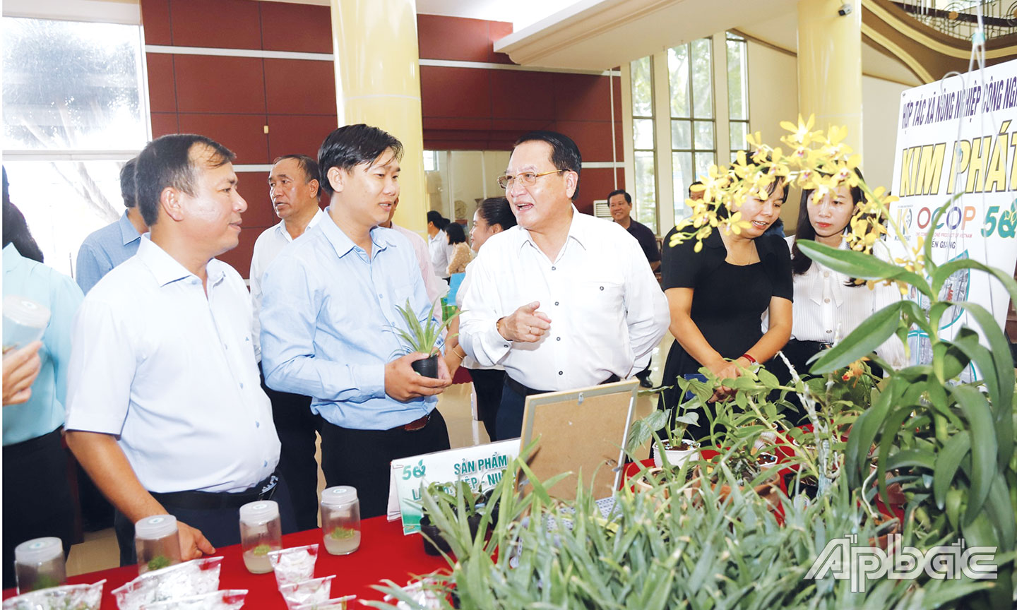 Anh Ngô Hùng Vũ (thứ 2 từ trái sang) thuyết minh về các sản phẩm của HTX Nông nghiệp công nghệ cao Kim Phát với lãnh đạo UBND tỉnh và Sở Nông nghiệp và Môi trường tỉnh Tiền Giang.