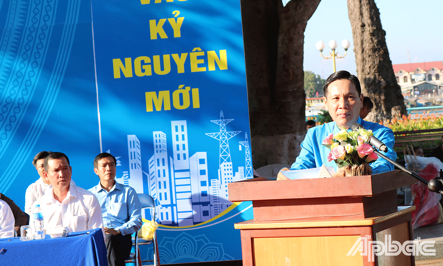 Đồng chí Lê Minh Hùng Chủ tịch LĐLĐ tỉnh Tiền Giang phát biểu tại buổi lễ