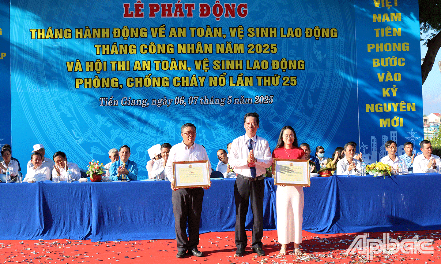 Đồng chí Nguyễn Thành Diệu trao Bằng khen của Tổng LĐLĐ Việt Nam cho 2 tập thể , có thành tích xuất sắc trong phong trào “Xanh – Sạch – Đẹp, bảo đảm ATVSLĐ” năm 2024.