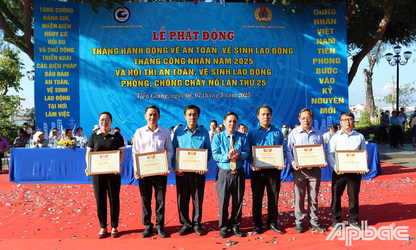 LĐLĐ tỉnh Tiền Giang trao Bằng khen cho 6 tập thể có nhiều nỗ lực trong công tác ATVSLĐ năm 2024.