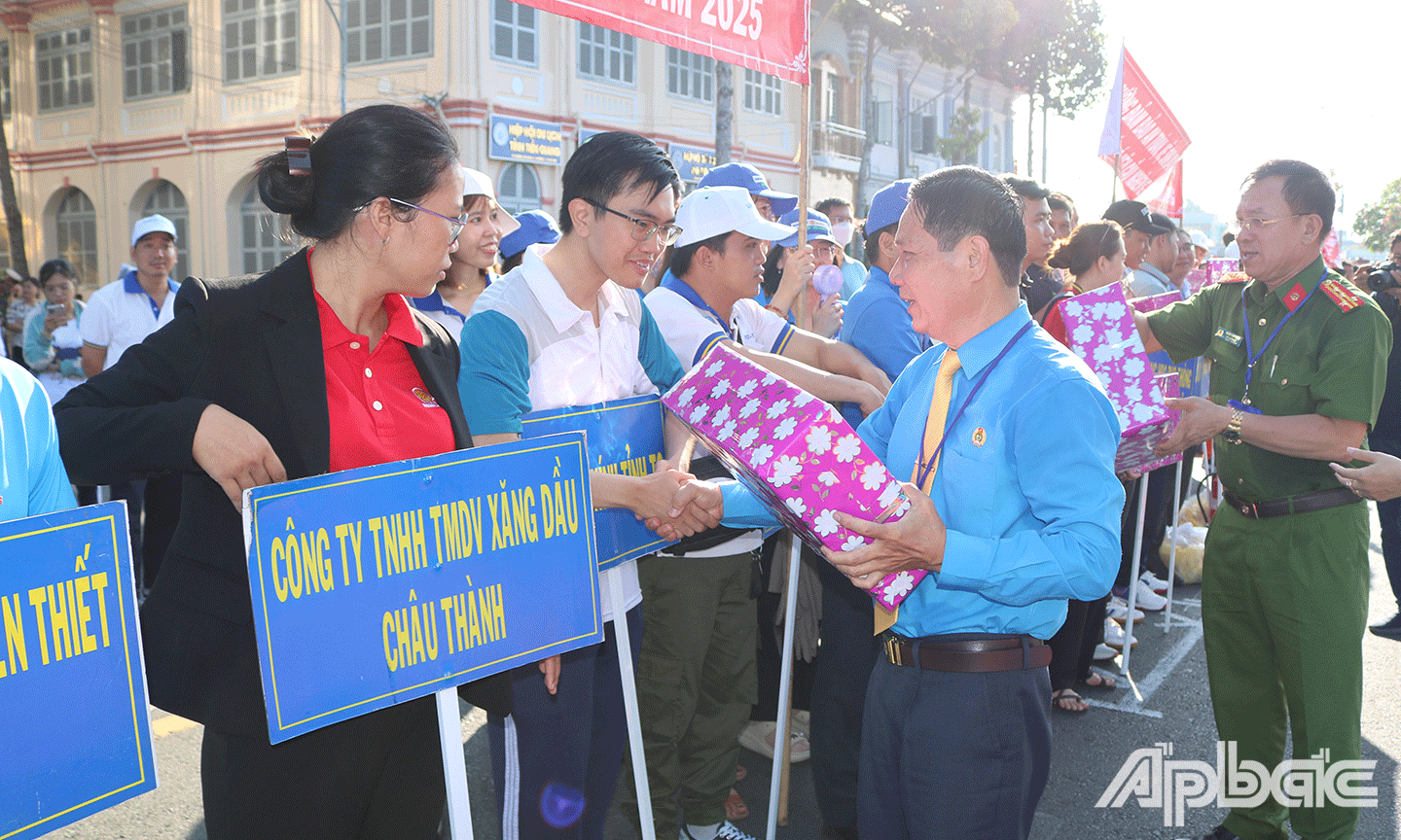 Ban Tổ chức cũng đã trao tặng các phần quà lưu niệm cho tất cả các đội dự thi.