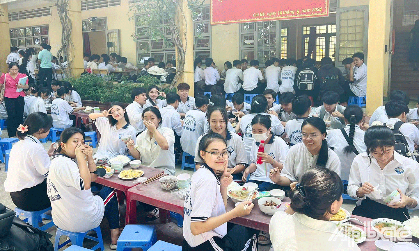“Bữa cơm truyền thống” tại Trường THPT Huỳnh Văn Sâm được duy trì thực hiện đến nay đã 18 năm