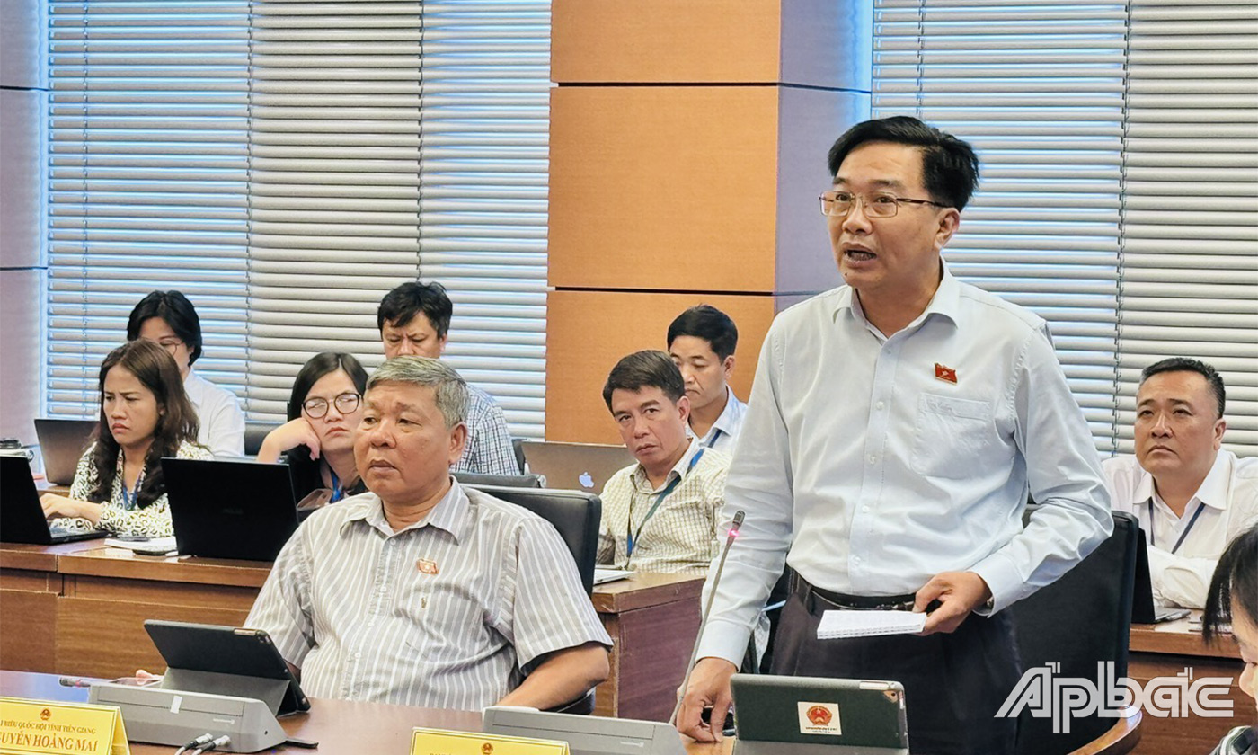 Đại biểu Nguyễn Minh Sơn phát biểu ý kiến tại phiên thảo luận tổ