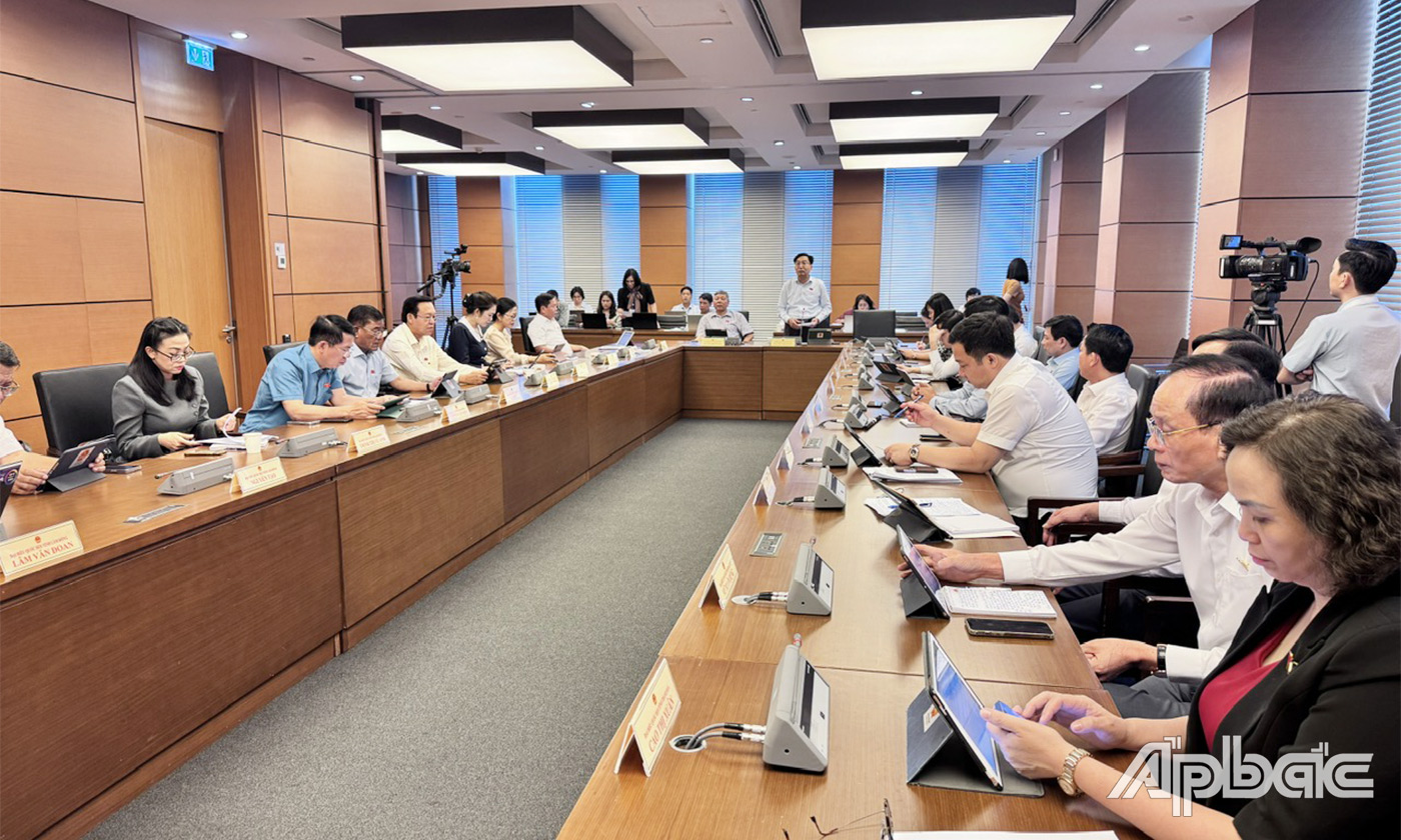 Quang cảnh thảo luận tại tổ