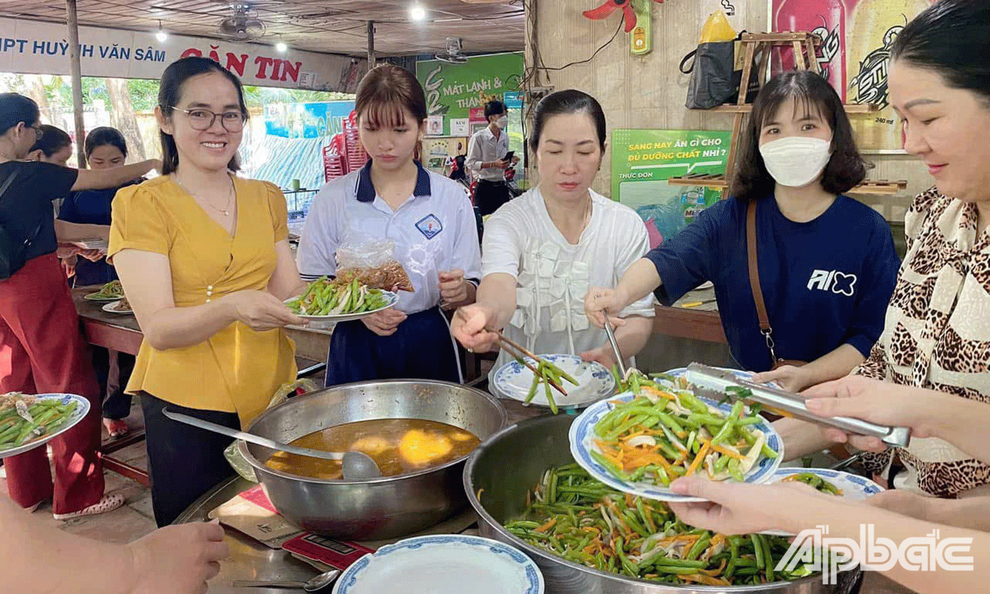 Giáo viên và học sinh cùng chuẩn bị “Bữa cơm truyền thống”, qua đó tạo được sự ấm áp, gắn bó 
