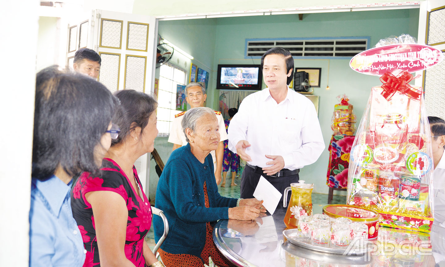 Đồng chí Nguyễn Văn Danh tặng quà gia đình chính sách ở huyện Gò Công Đông dịp Tết Nguyên đán. Ảnh: HẠNH NGA