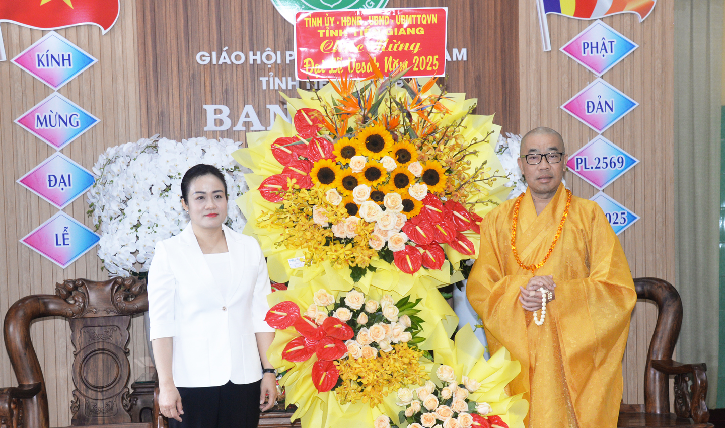 Đồng chí Nguyễn Hải Trâm, Phó Bí thư Thường trực Tỉnh ủy trao hoa chúc mừng đại lễ Phật đản Phật lịch 2569 đến Thượng tọa Thích Quảng Lộc, Trưởng Ban Trị sự Giáo hội Phật giáo Việt Nam tỉnh Tiền Giang