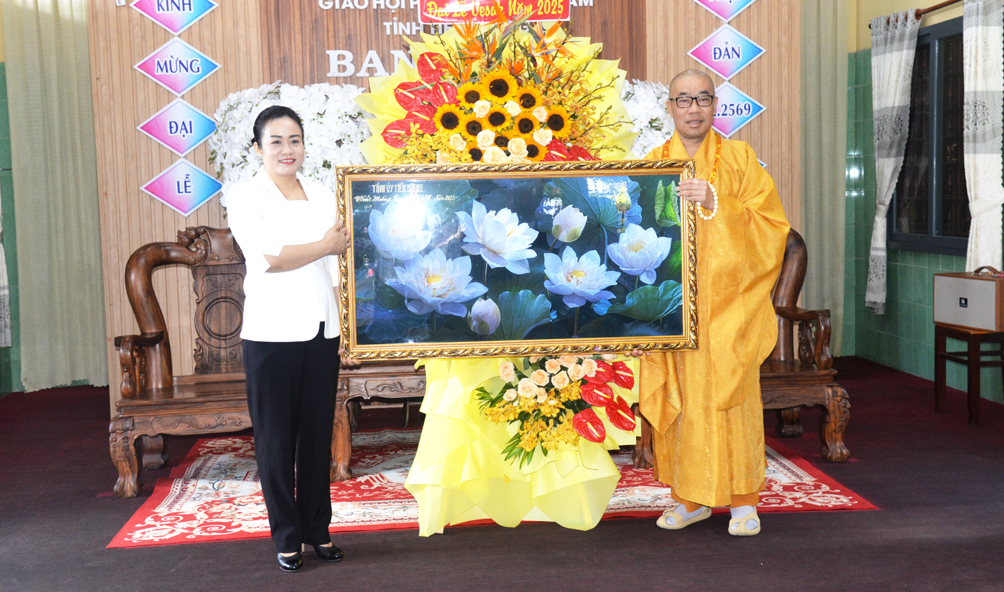 Đồng chí Nguyễn Hải Trâm, Phó Bí thư Thường trực Tỉnh ủy trao quà lưu niệm Vesak năm 2025 chúc mừng đại lễ Phật đản Phật lịch 2569 đến Thượng tọa Thích Quảng Lộc, Trưởng Ban Trị sự Giáo hội Phật giáo Việt Nam tỉnh Tiền Giang