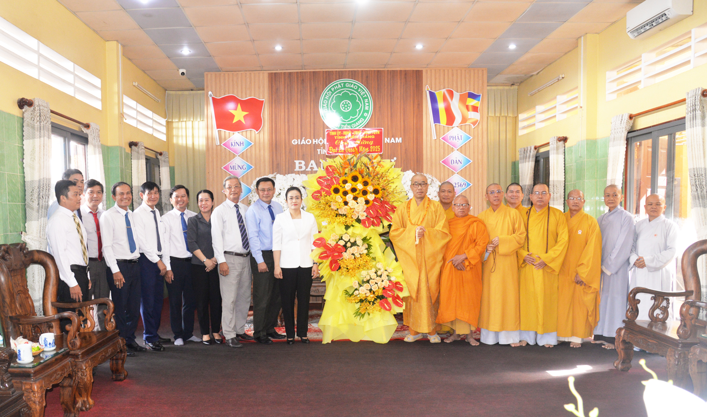 Đoàn lãnh đạo tỉnh chúc mừng Phật đản Phật lịch 2569 tại Va8nn phòng Ban Trị sự Giáo hội Phật giáo Việt Nam tỉnh Tiền Giang