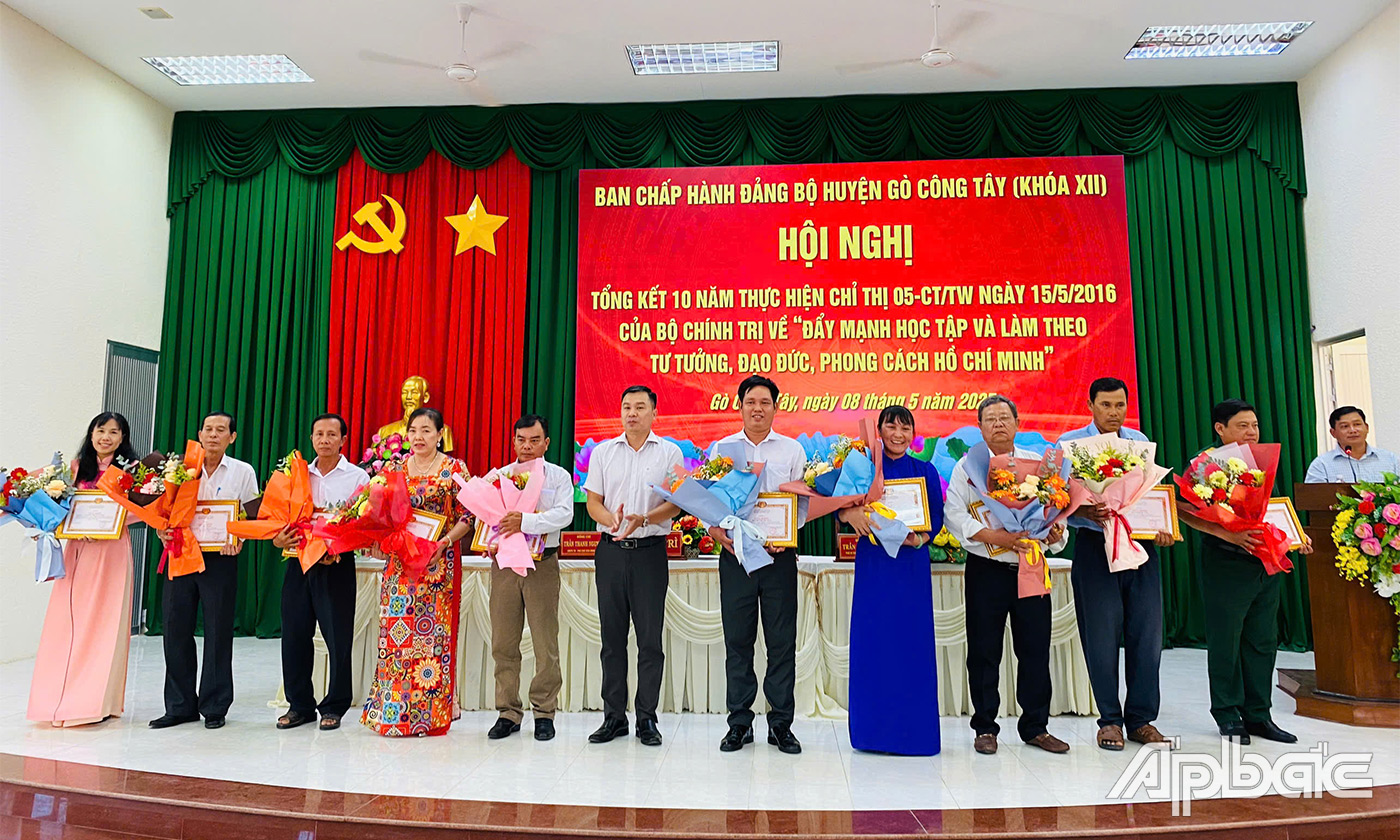 Khen thưởng các tập thể, cá nhân tại hội nghị