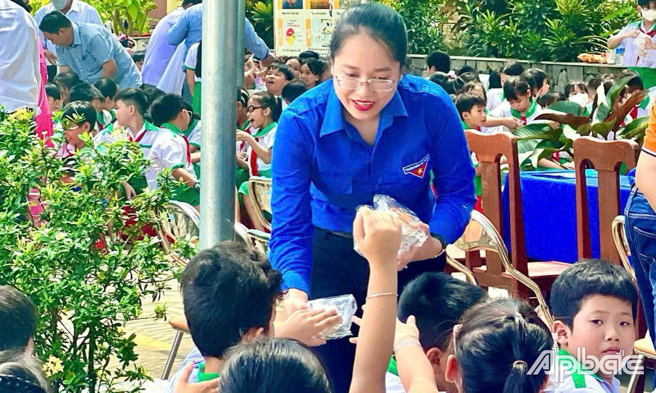 Đồng chí Bạch Hồng Ngọc trong một buổi tặng quà cho thiếu nhi huyện Tân Phú Đông.