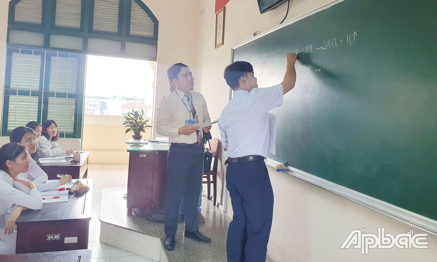  Học sinh lớp 12 Trường THPT Nguyễn Đình Chiểu (TP. Mỹ Tho) trong giờ ôn thi. 