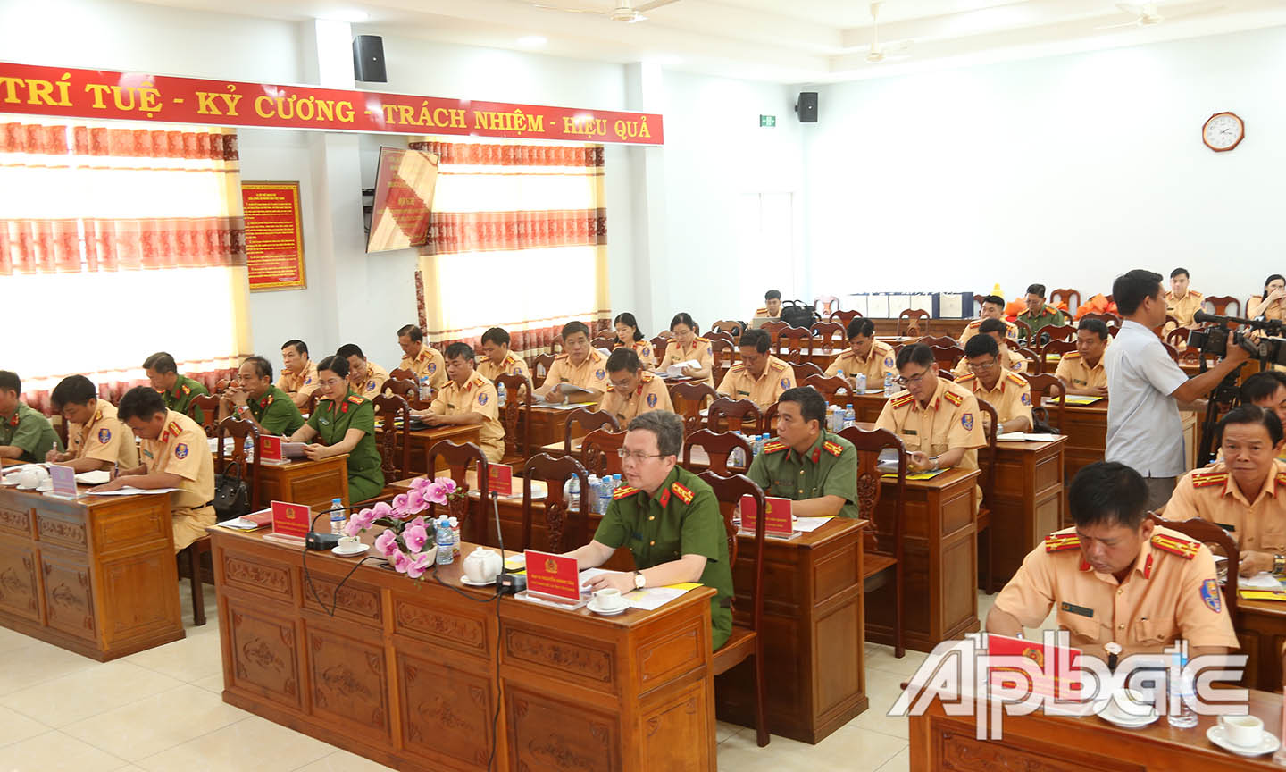 Các đại biểu về tham dự hội nghị.