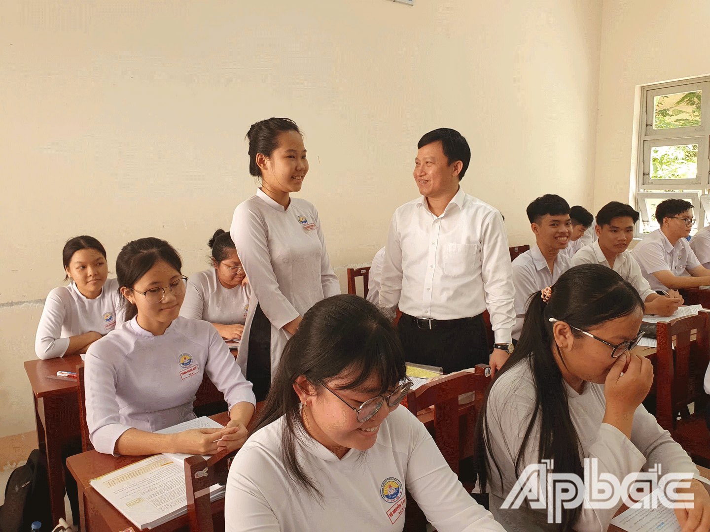  Tiến sĩ Lê Quang Trí thăm hỏi, động viên học sinh Trường THPT Cái Bè. 