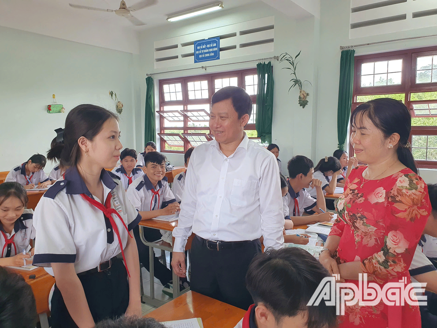  Thăm hỏi, động viên học sinh Trường THCS Đoàn Thị Nghiệp, huyện Cai Lậy. 
