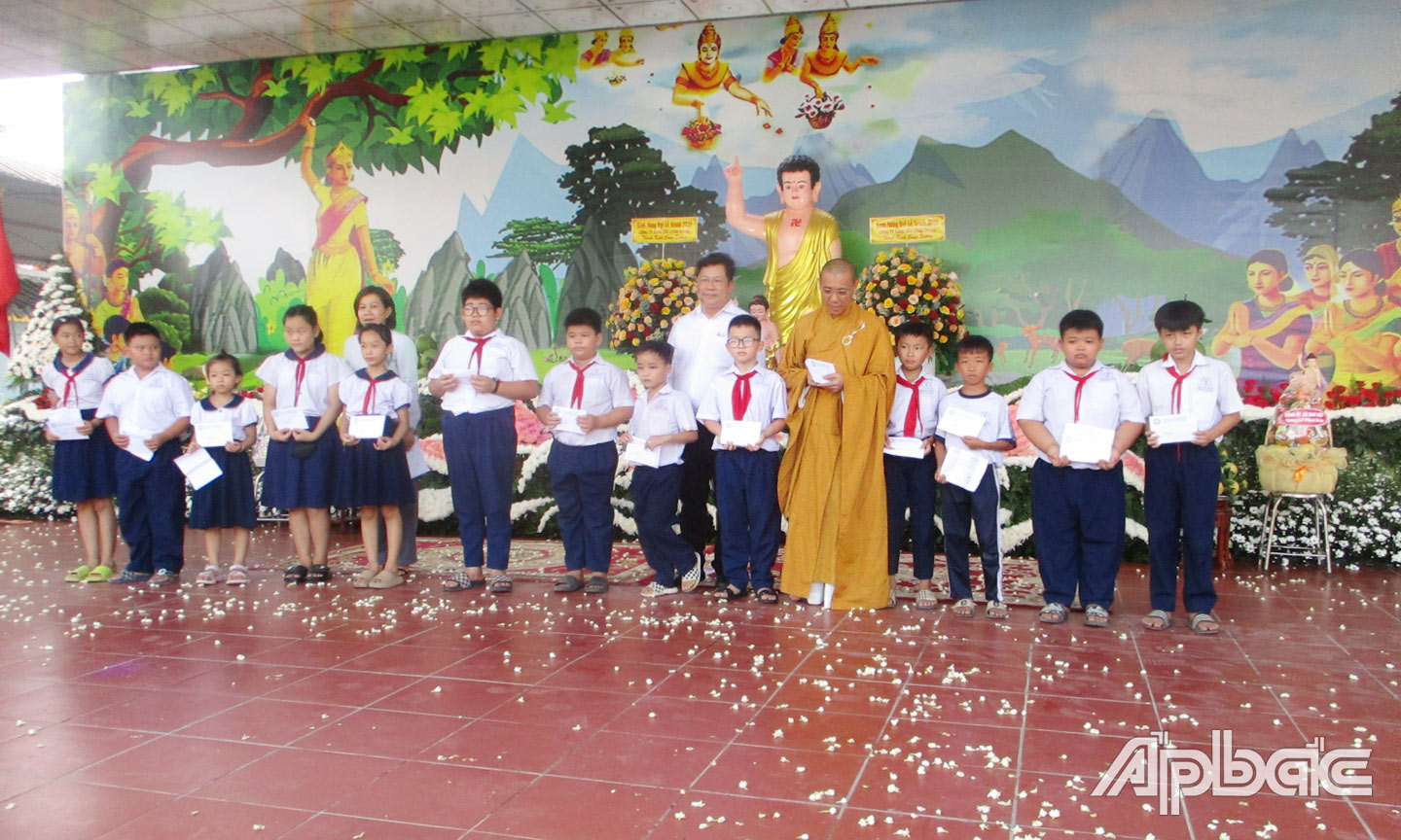 Quang cảnh trao học bổng tại Lễ đàì ngày Phật đản.