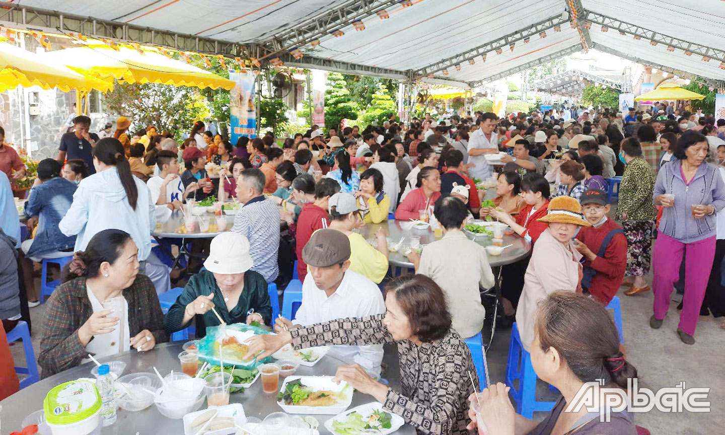 Mỗi ngày có hàng ngàn khách thập phương đến thưởng thức thực phẩm chay 0 đồng tại chùa Vĩnh Tràng trong tuần lễ Phật đản Phật lịch 2569.