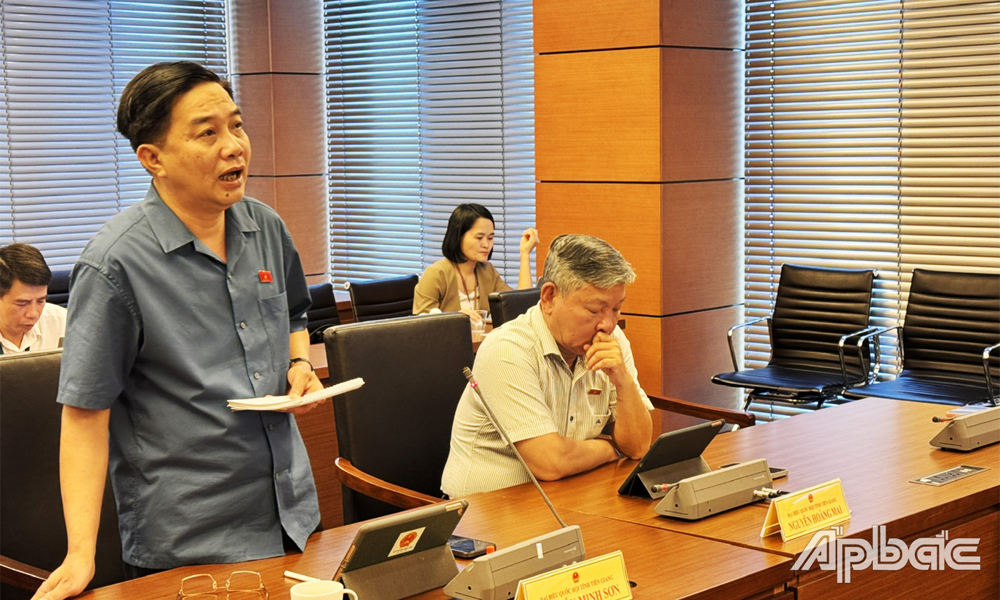 Đại biểu Nguyễn Minh Sơn phát biểu ý kiến tại phiên thảo luận tổ
