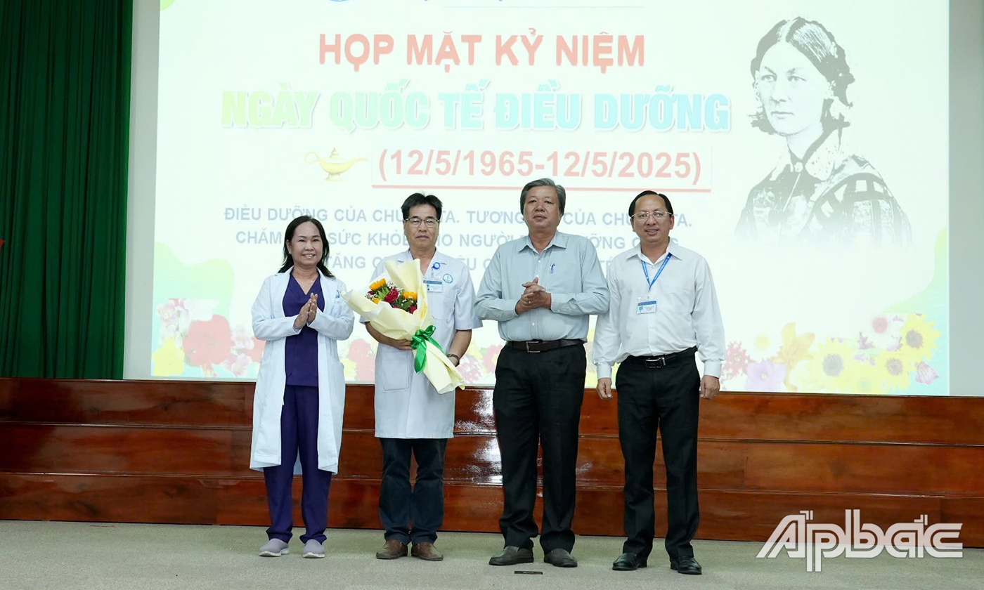 ThS.CK2 Trịnh Xuân Quang, Trưởng phòng Điều dưỡng đại diện gần 700 điều dưỡng bệnh viện nhận hoa chúc từ Ban Giám đốc BVĐK TG.
