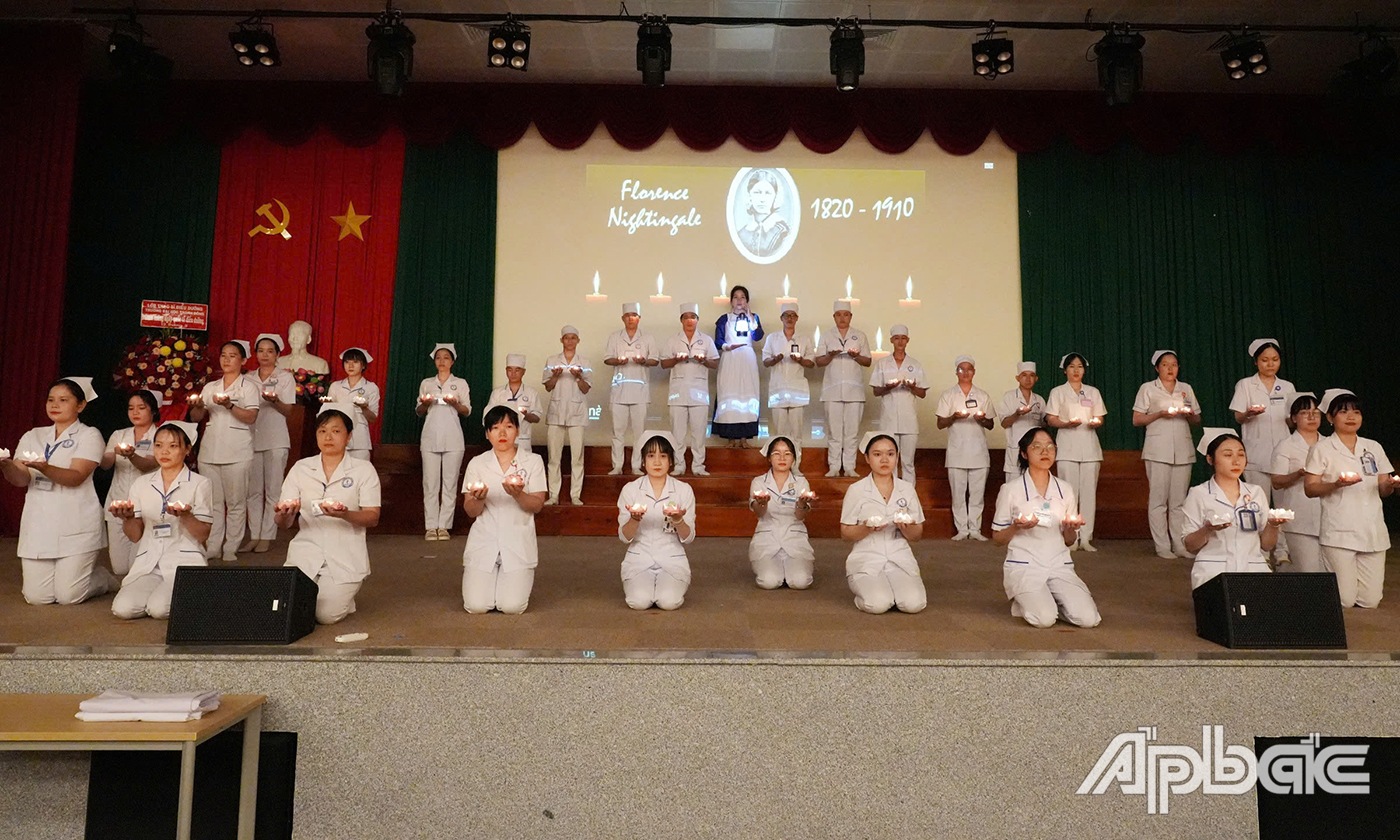 Lễ rước đèn truyền thống, nhằm tưởng niệm người khai sinh ngành điều dưỡng hiện đại – bà Florence Nightingale – và tôn vinh tinh thần nhân ái, hy sinh thầm lặng của người điều dưỡng.