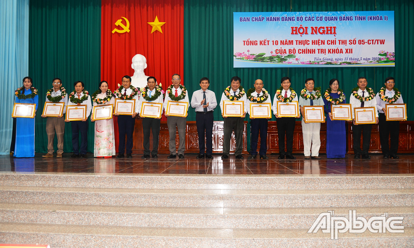 Đồng chí Nguyễn Văn Mười tuyên dương, khen thưởng các cá nhân có thành tích trong 10 thực hiện Chỉ thị 05